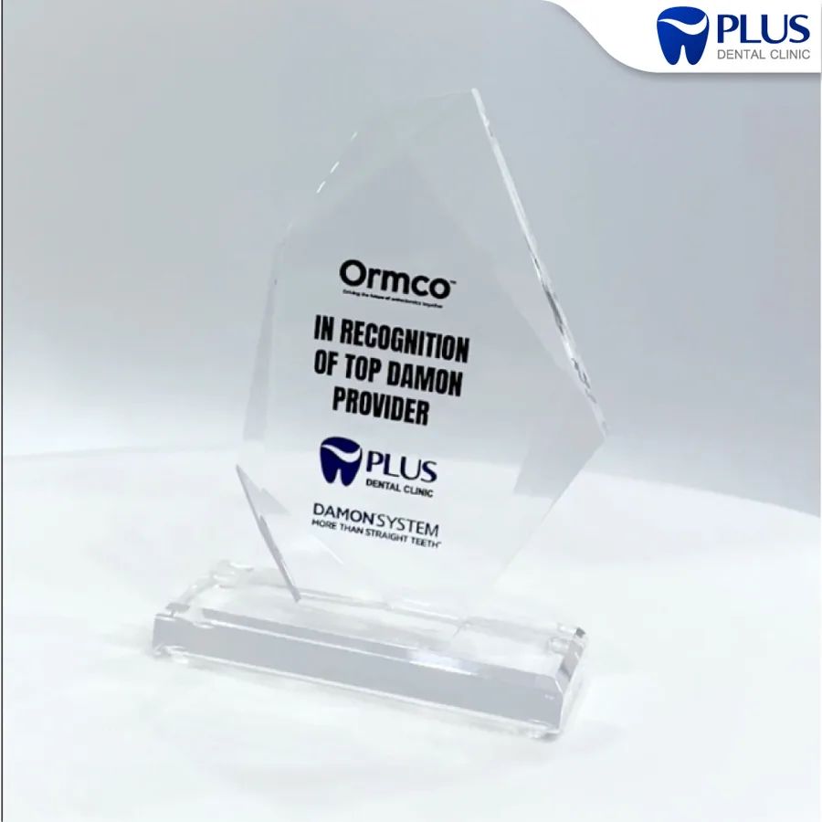 โล่รางวัล Damon Provider จาก Ormco ของ Plus Dental Clinic